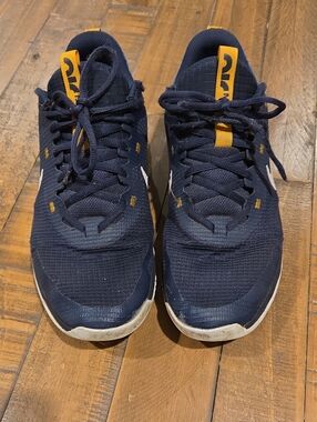 Nike Men's Navy Blue and Yellow Sneakers